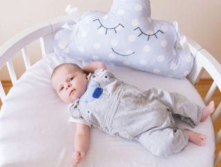 W jaki sposób skompletować łóżeczko dla niemowlaka?
