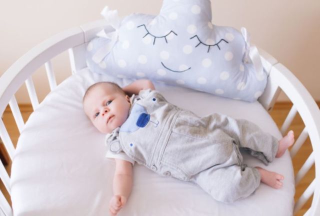 W jaki sposób skompletować łóżeczko dla niemowlaka?