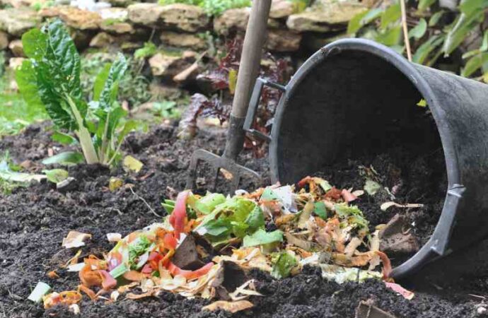 Minimalne odległości między smietnikiem, kompostownikiem, szambem a studnią od granicy działki