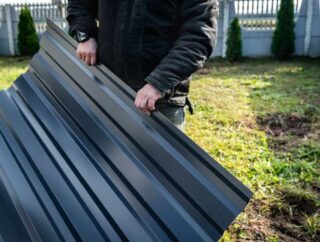 Nowe materiały do podbitki dachu – deski z tworzywa kompozytowego, blacha z fali sinusoidalnej i inne oryginalne wybory