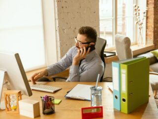 Jak stworzyć wygodną przestrzeń na domowe biuro, które znika po godzinach pracy?